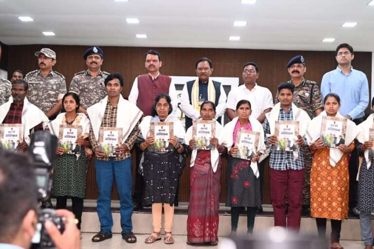 कट्टर महिला माओवादी ताराक्काके साथ ११ माओवादीयोंने मुख्यमंत्री फडणवीस के समक्ष किया आत्मसमर्पण