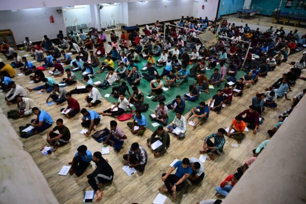 गढ़चिरौली पुलिस का “प्रोजेक्ट उड़ान” सफल : एक ही दिन में 4200 विद्यार्थियों ने दिया स्पर्धा परीक्षा का अभ्यास पेपर