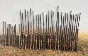 गढ़चिरोली : नागरिकों ने 26 भरमार बंदूकें और 11 बैरल पुलिस को सौंपीं