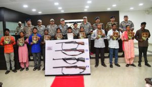 गढ़चिरौली: पुलिस महानिदेशक रश्मि शुक्ला के समक्ष 11 वरिष्ठ नक्सलियों ने किया आत्मसमर्पण