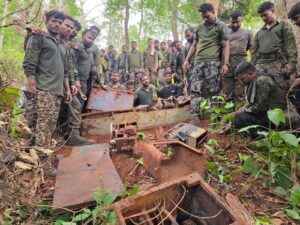 माओवादियों का हथियार निर्माण कारखाना ध्वस्त : जंगल में छिपाकर रखी लेथ मशीन सहित हथियार बनाने की सामग्री नष्ट
