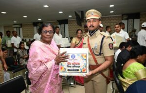गढ़चिरौली में शहीद पुलिस जवानों को श्रद्धांजलि, परिजनों का किया सम्मान